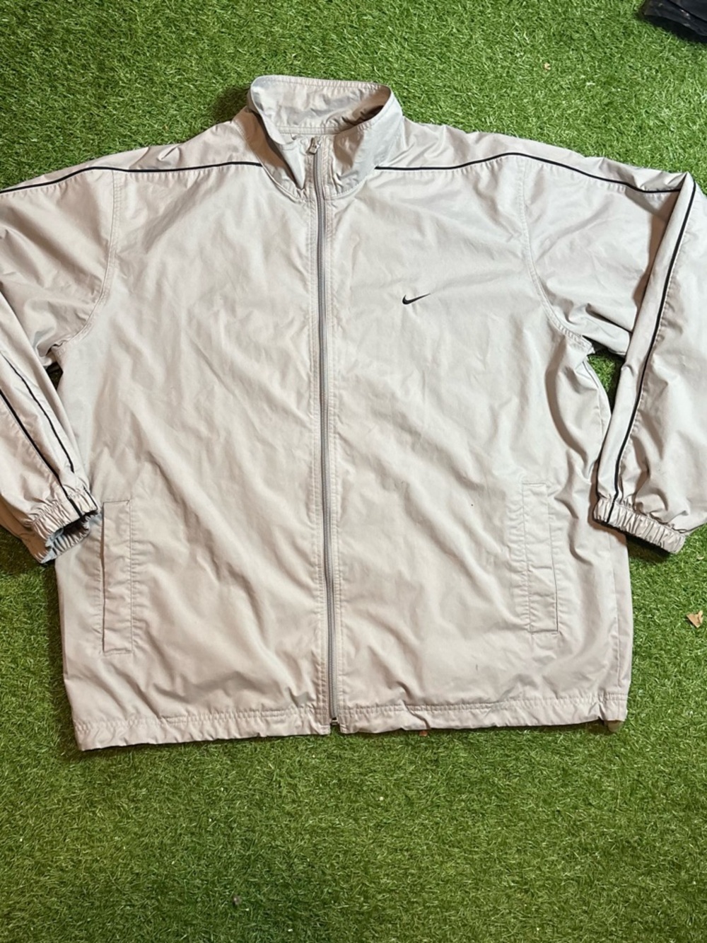 Nike Men’s Light Gray Full-Zip Windbreaker